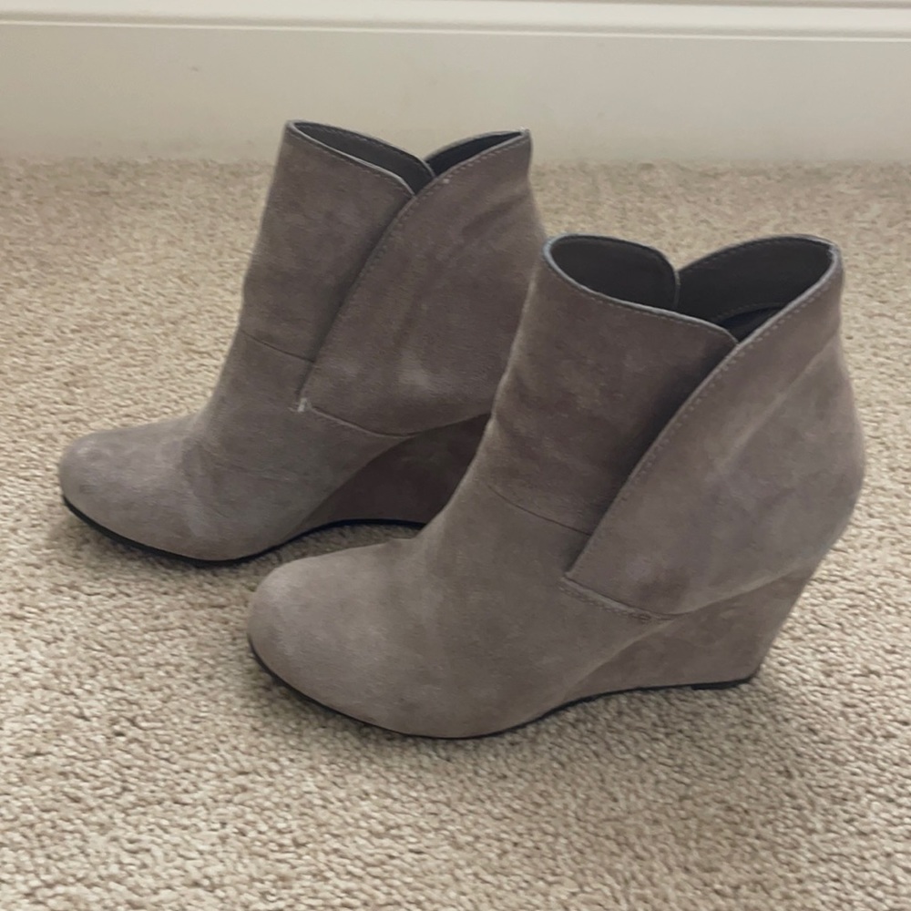 Wedge boots size 7. The brand is Lauren Blackwell. They are suede.